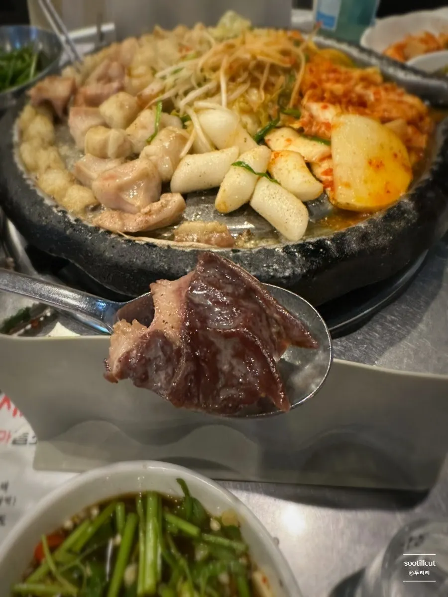 Thick makchang placed on a spoon