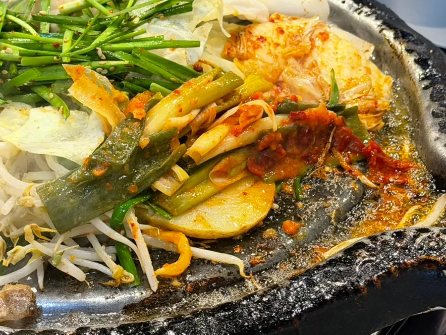 대파김치와 부추를 올린 불판