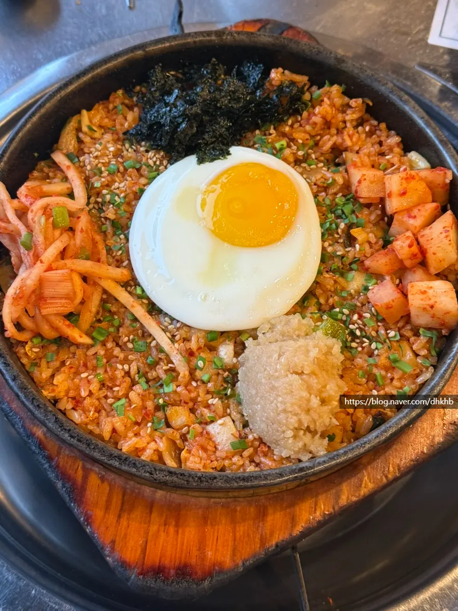 구워진 대창 한 점