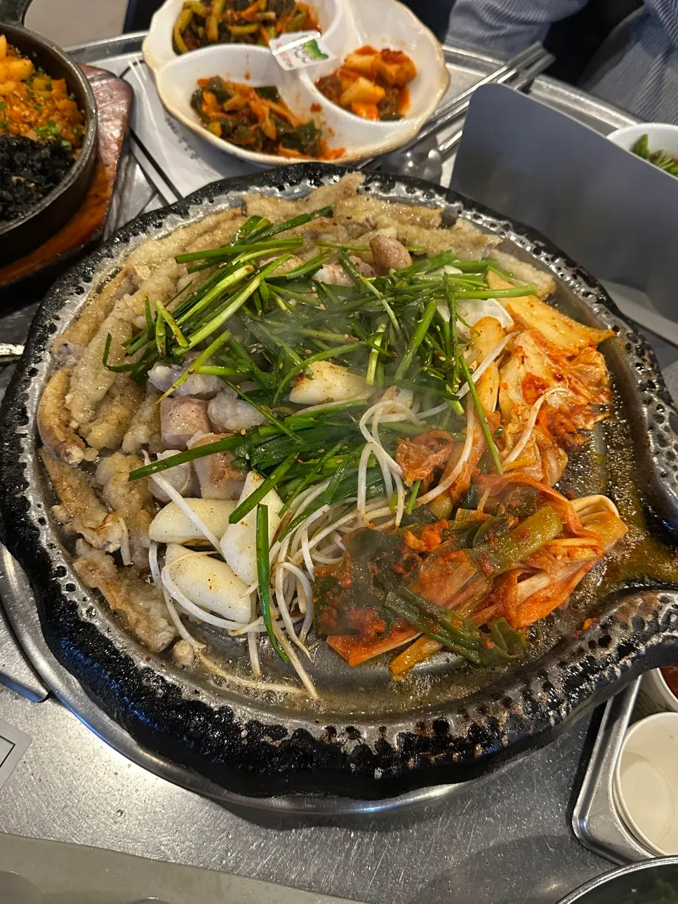 마늘 없이 준비한 깍두기양밥