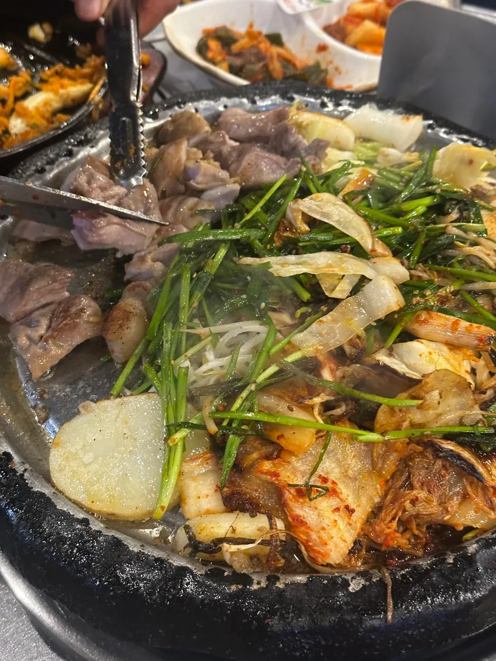 새 불판에 추가 주문한 막창