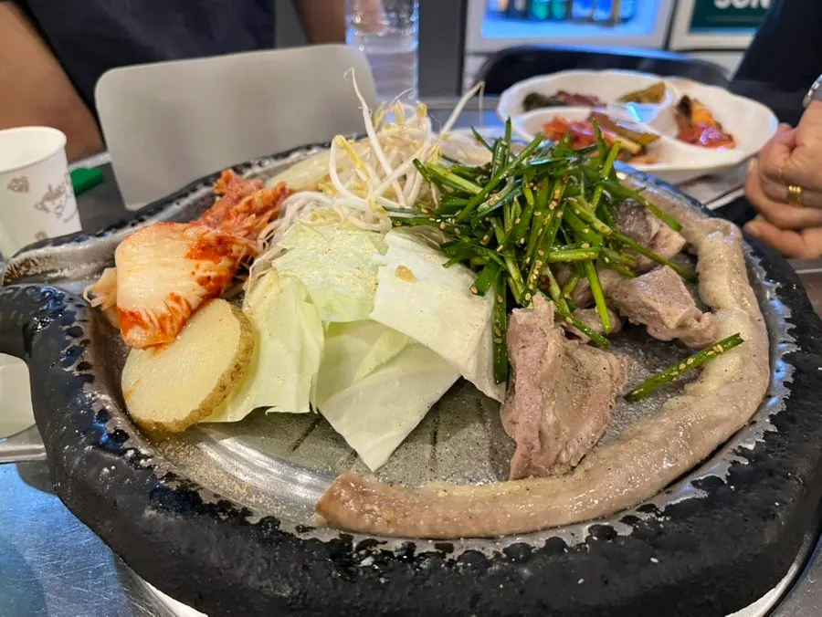 야채와 함께 불판에 세팅된 한우 곱창과 막창