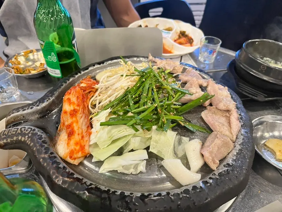막창 추가 후 새로 세팅된 불판과 밑반찬
