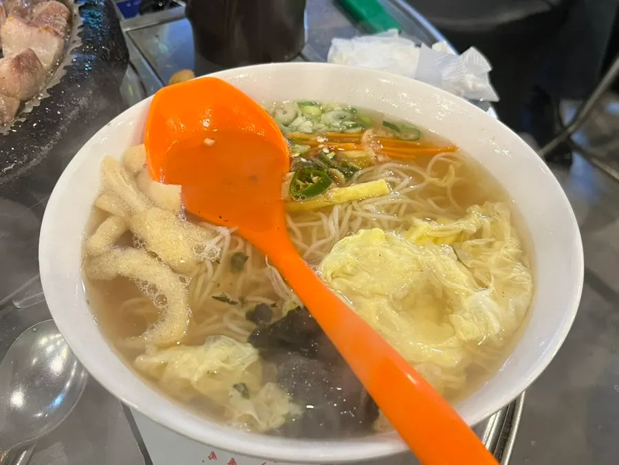 마무리로 주문한 멸치국수 한 그릇