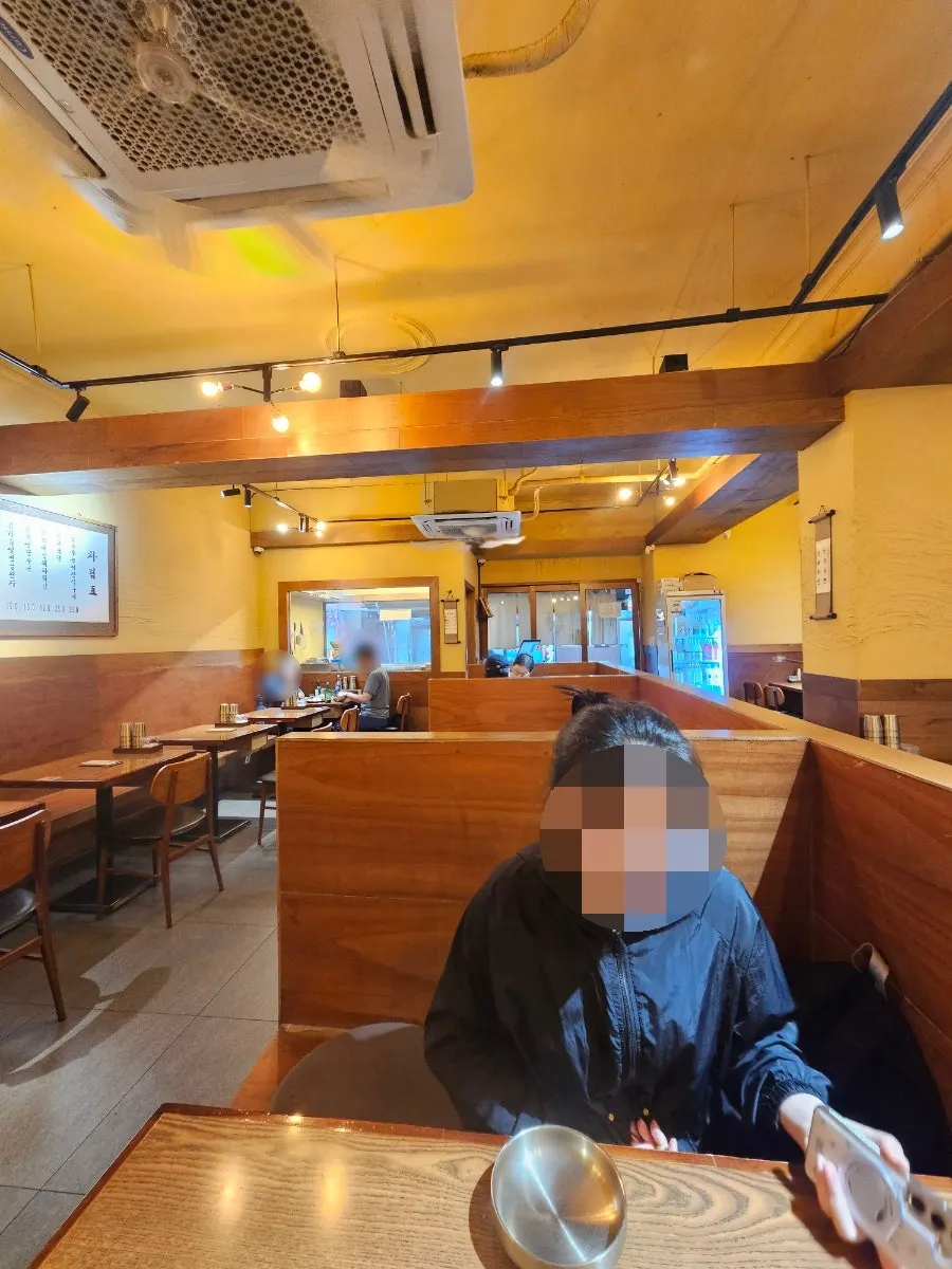 참나무 장작이 놓인 계류관 입구