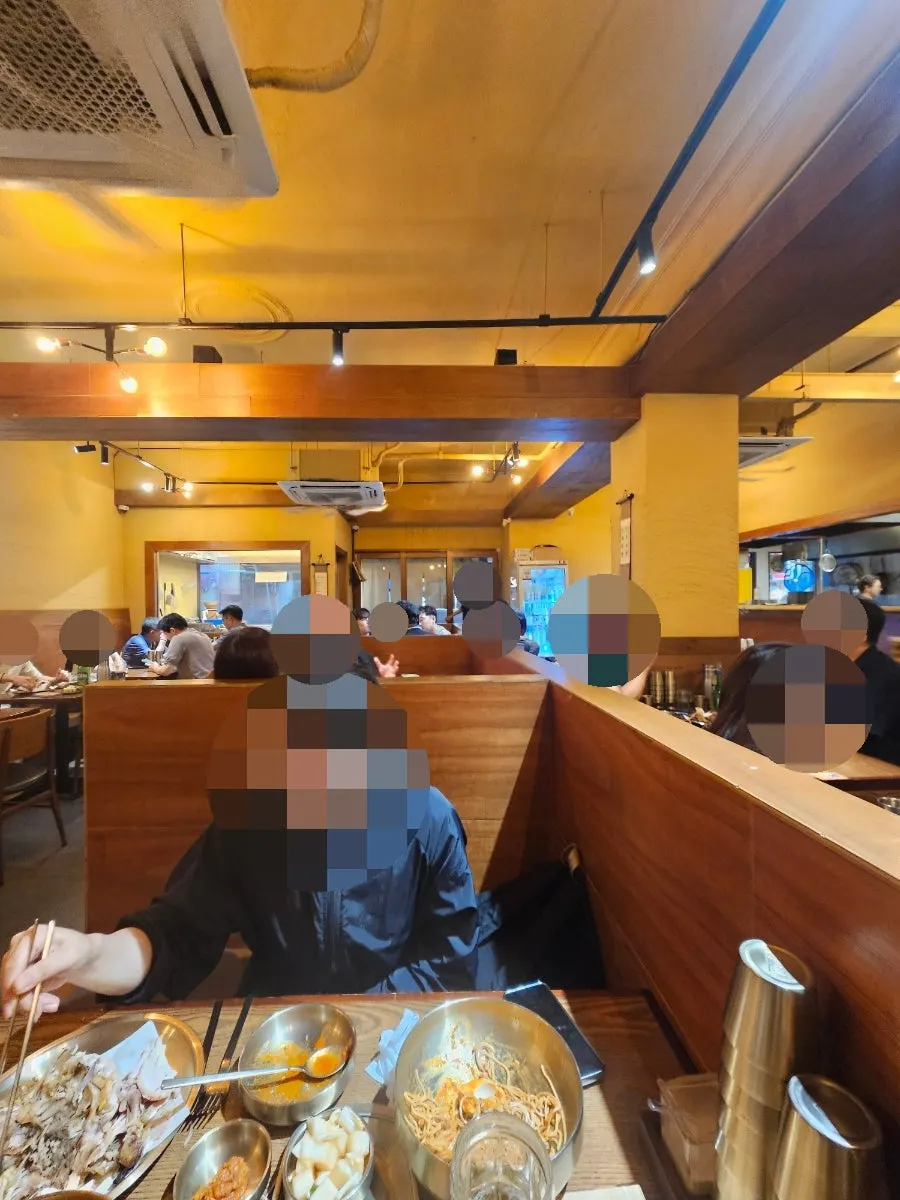 계류관의 여러 테이블 좌석