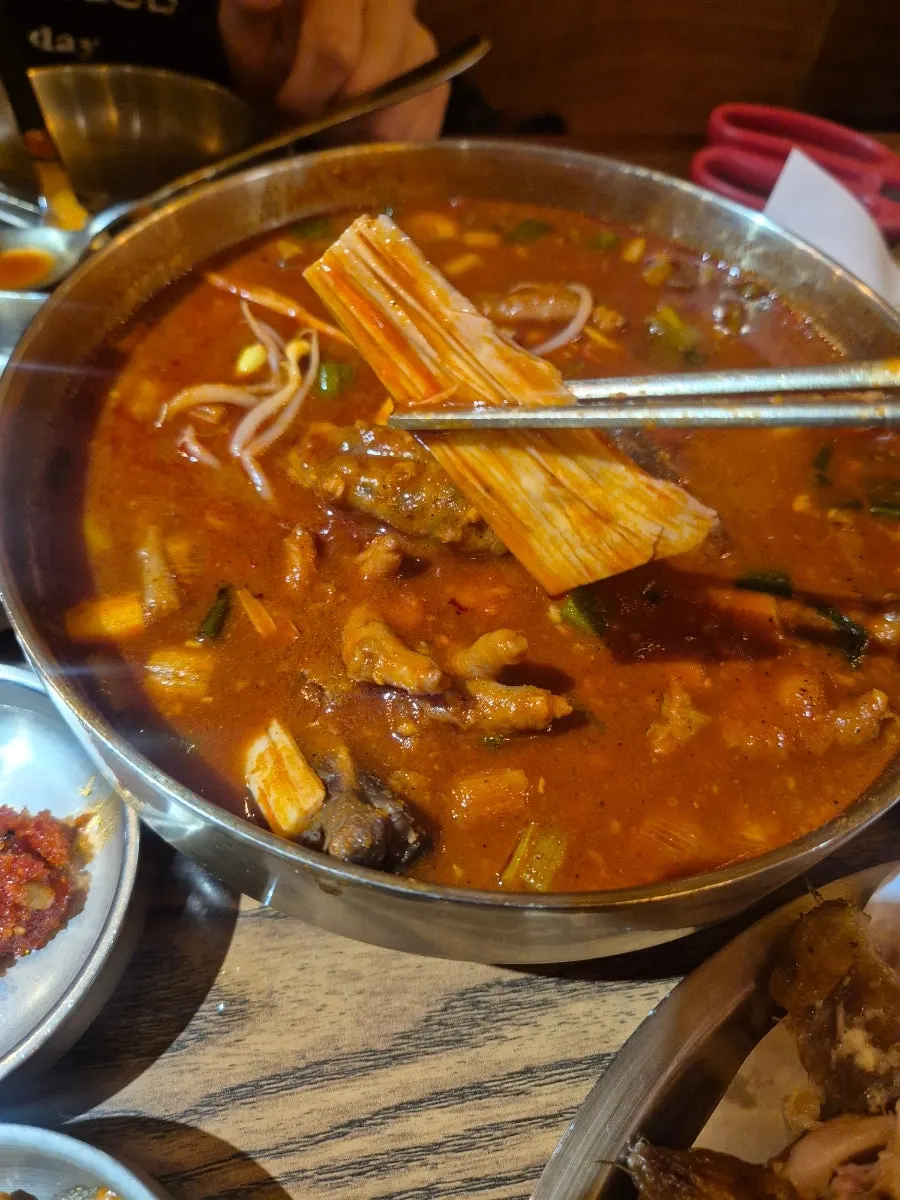 푸짐한 재료의 계류관 국물닭발