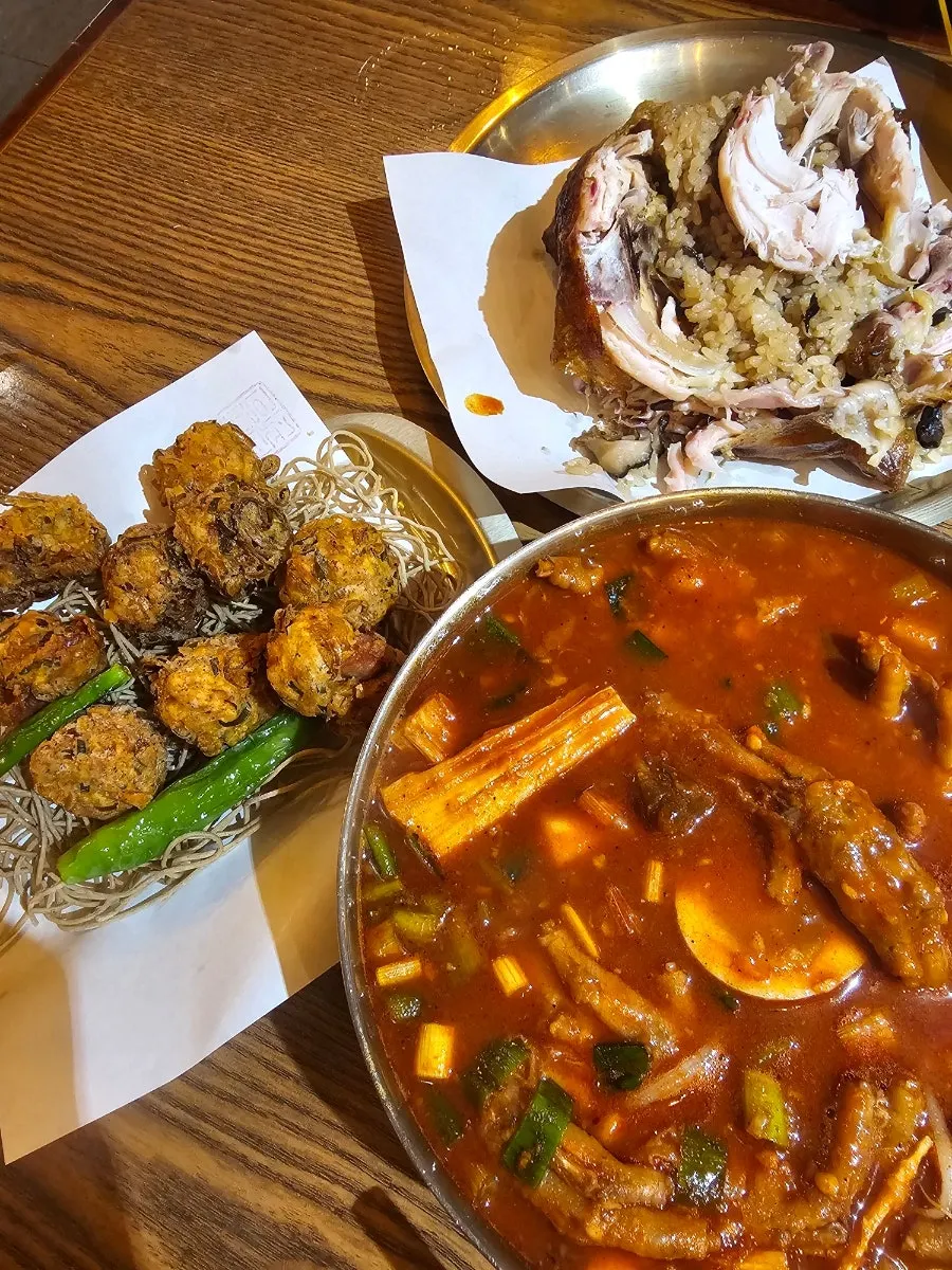 장작구이와 닭발을 담은 식사 한상