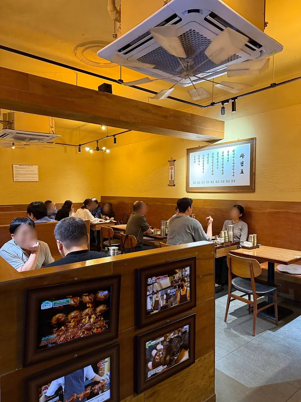 Gyeryugwan dining hall with tables for two