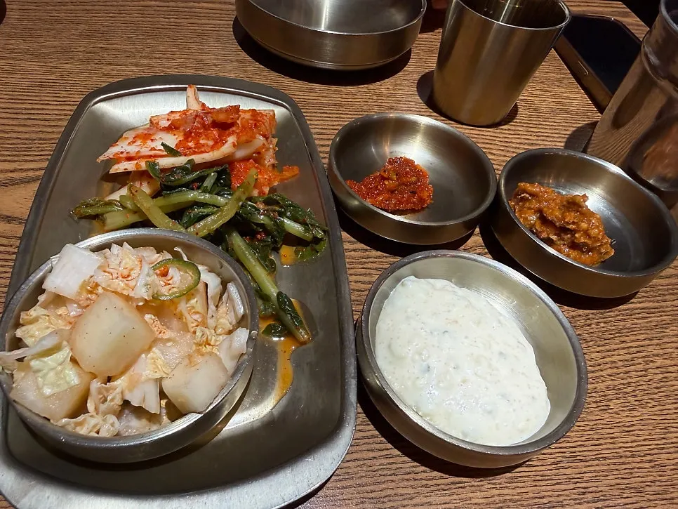 Side dishes and sauces on the Gyeryugwan table