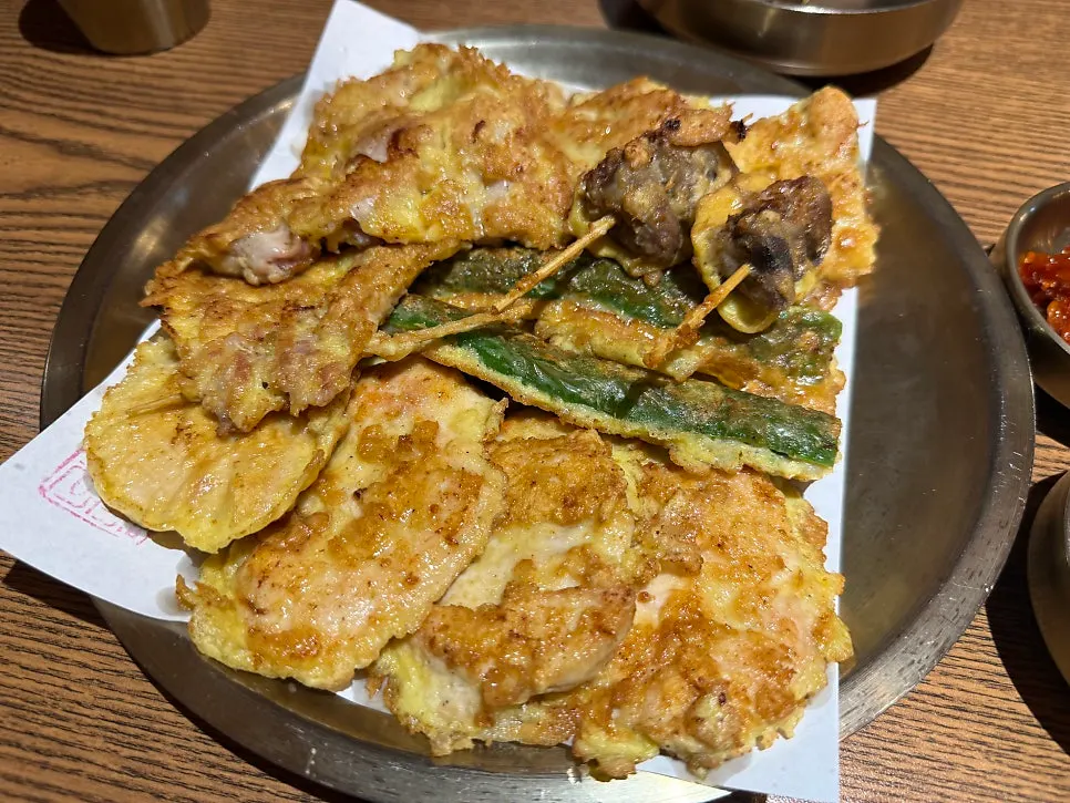 A plate of Gyeryugwan's assorted chicken jeon