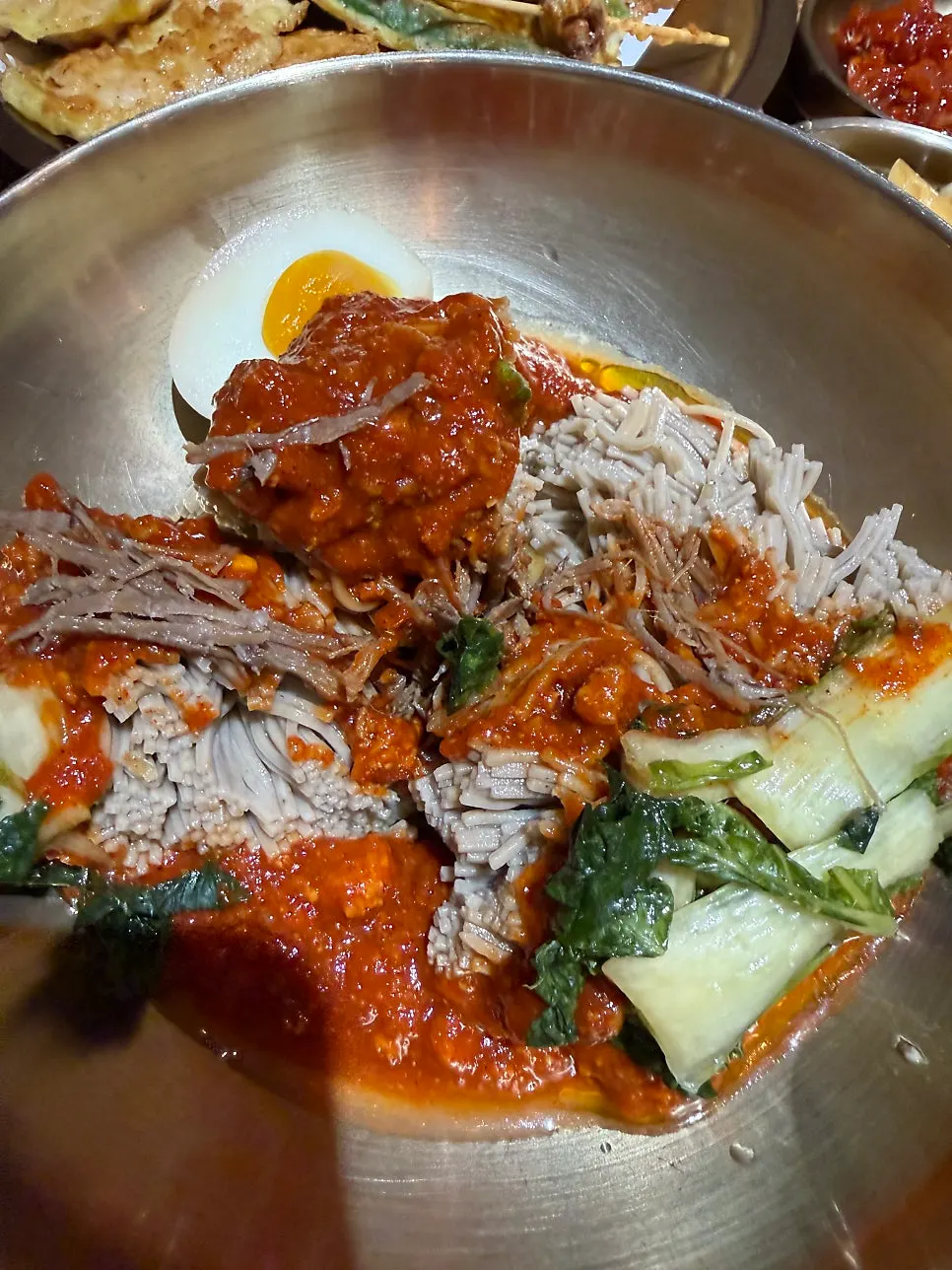 Buckwheat noodles topped with meat-doenjang