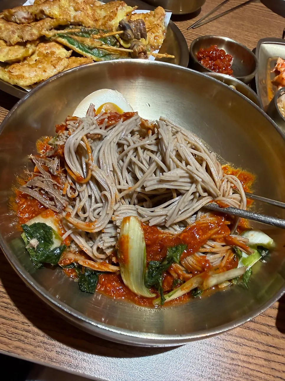 The meat-doenjang makguksu after being tossed together