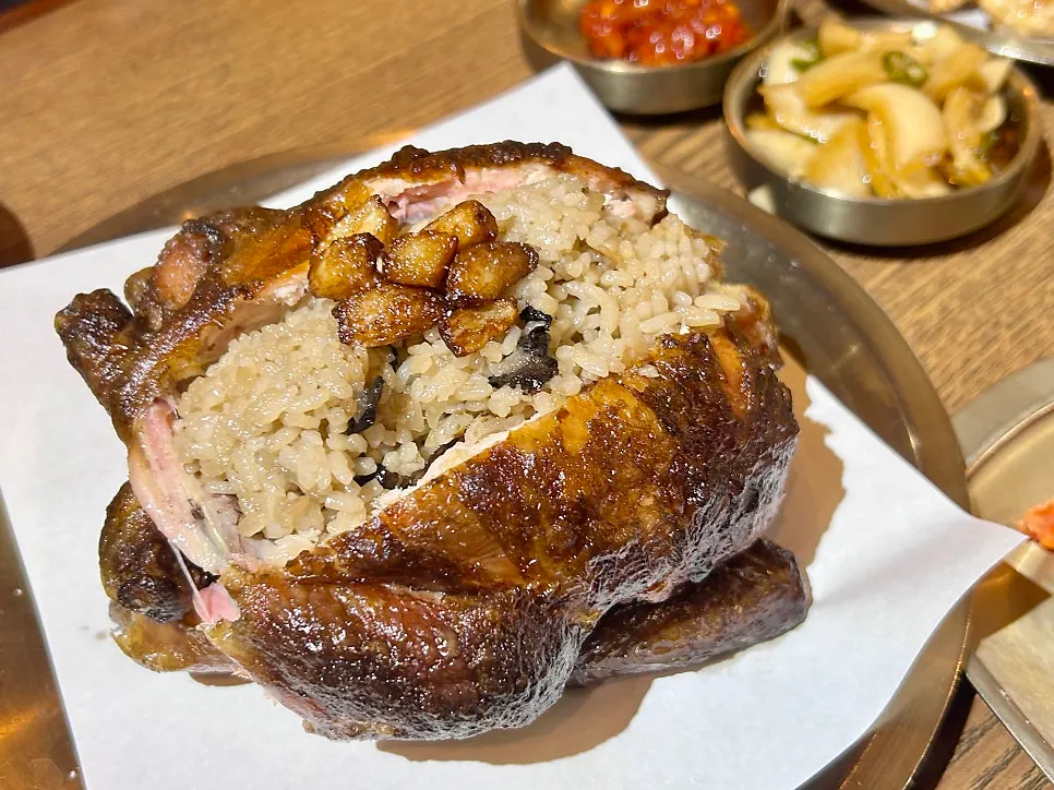 젓갈과 김치로 차려진 계류관 밑반찬