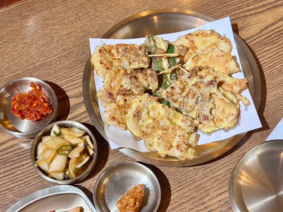 장작구이 속 찹쌀과 구운 마늘