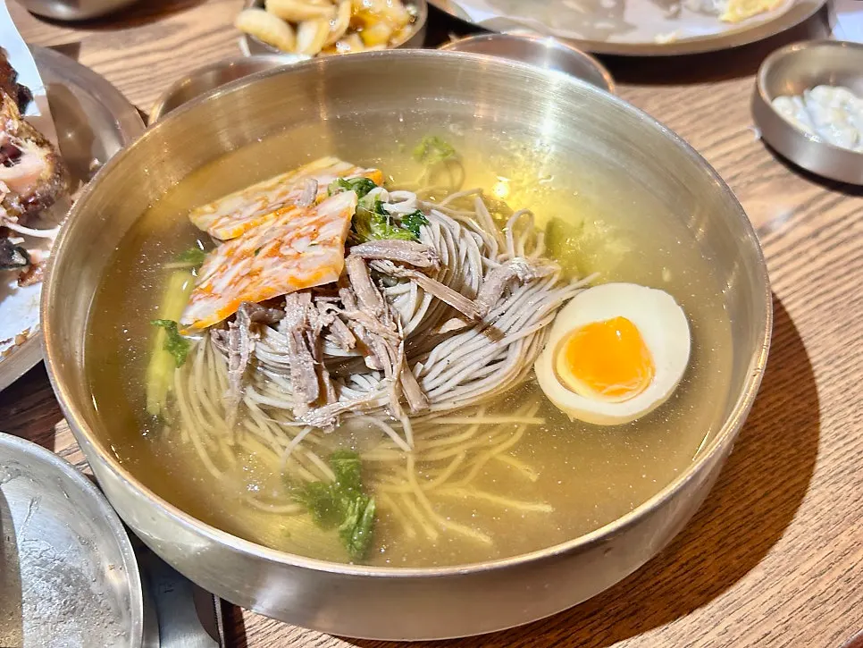 참나무 능이 장작구이와 닭모듬전 상차림