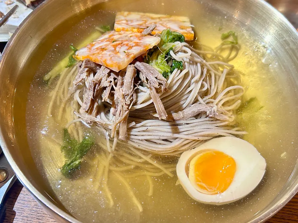 직접 제면한 면이 담긴 물막국수