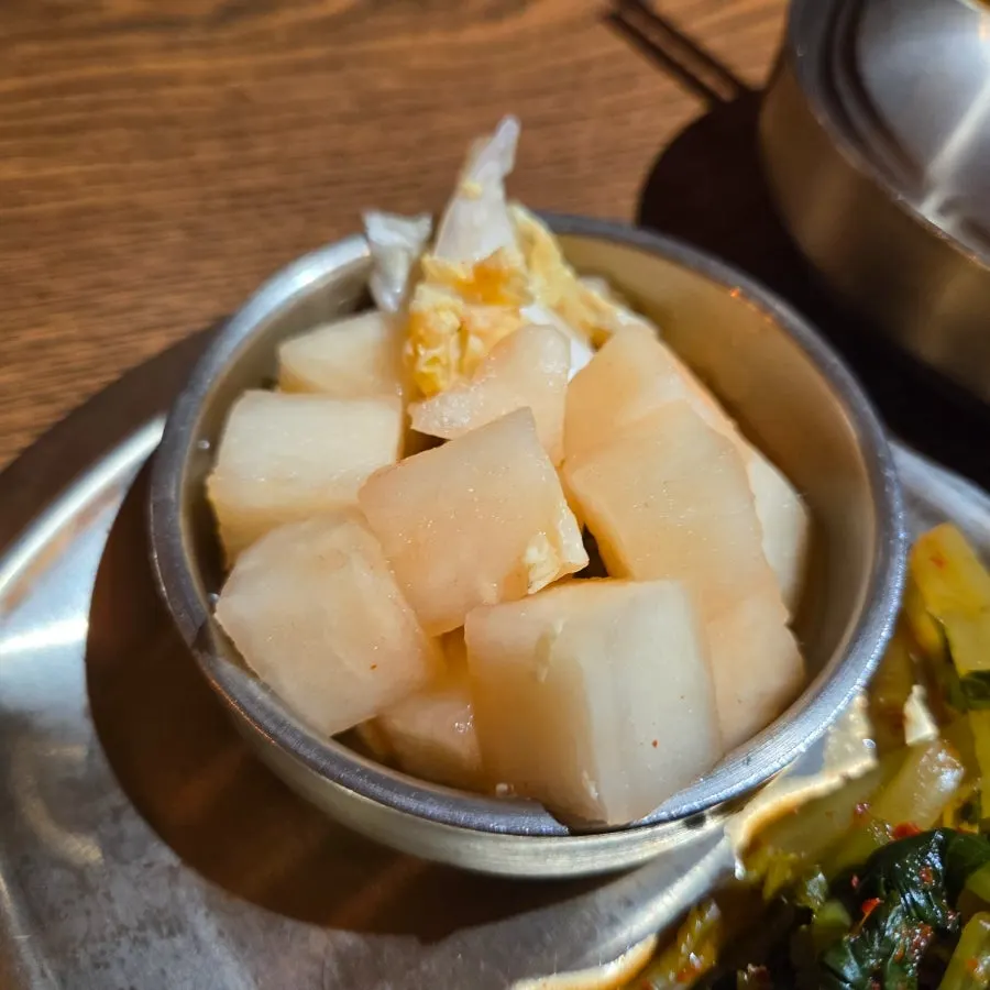 Gyeryugwan's basic table setting and side dishes