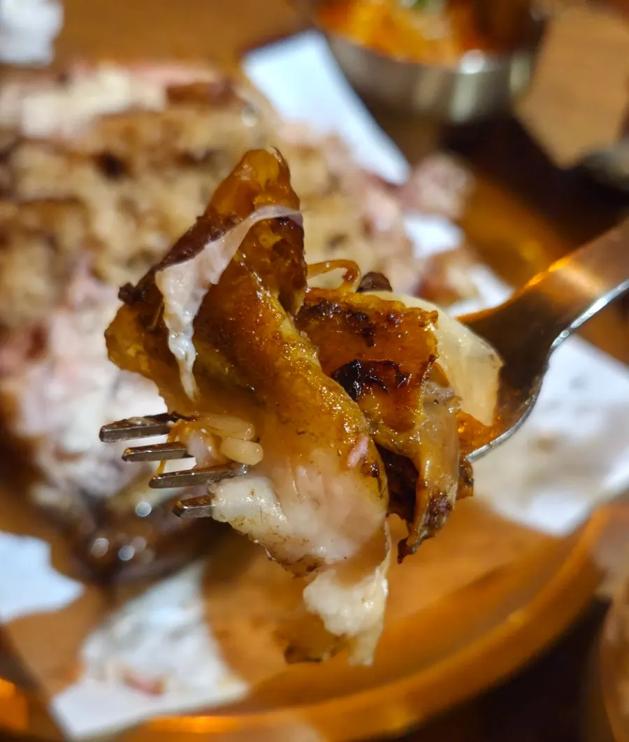 Glutinous rice with a mushroom aroma inside the chicken