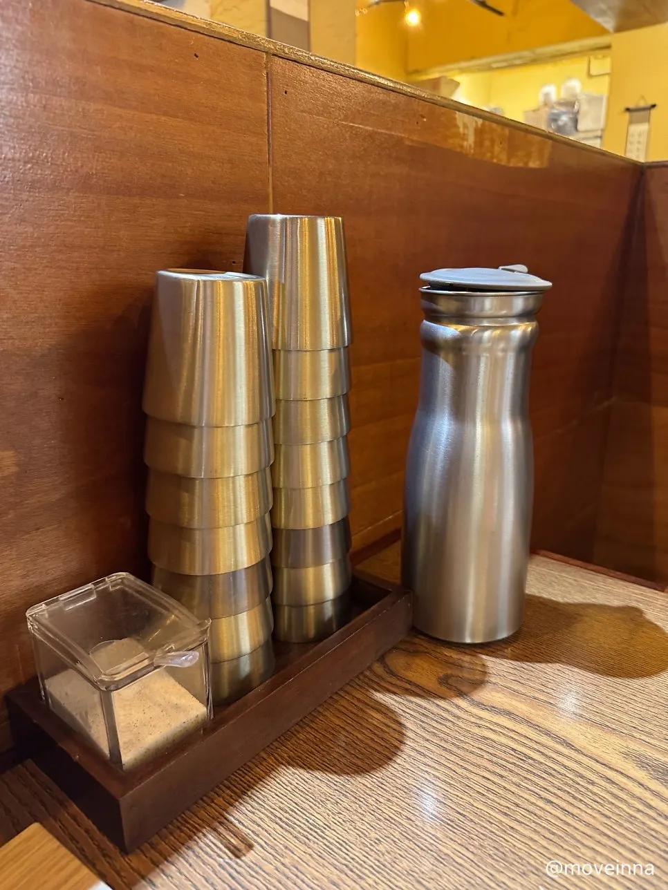 温かく落ち着いたケリュグァンの店内