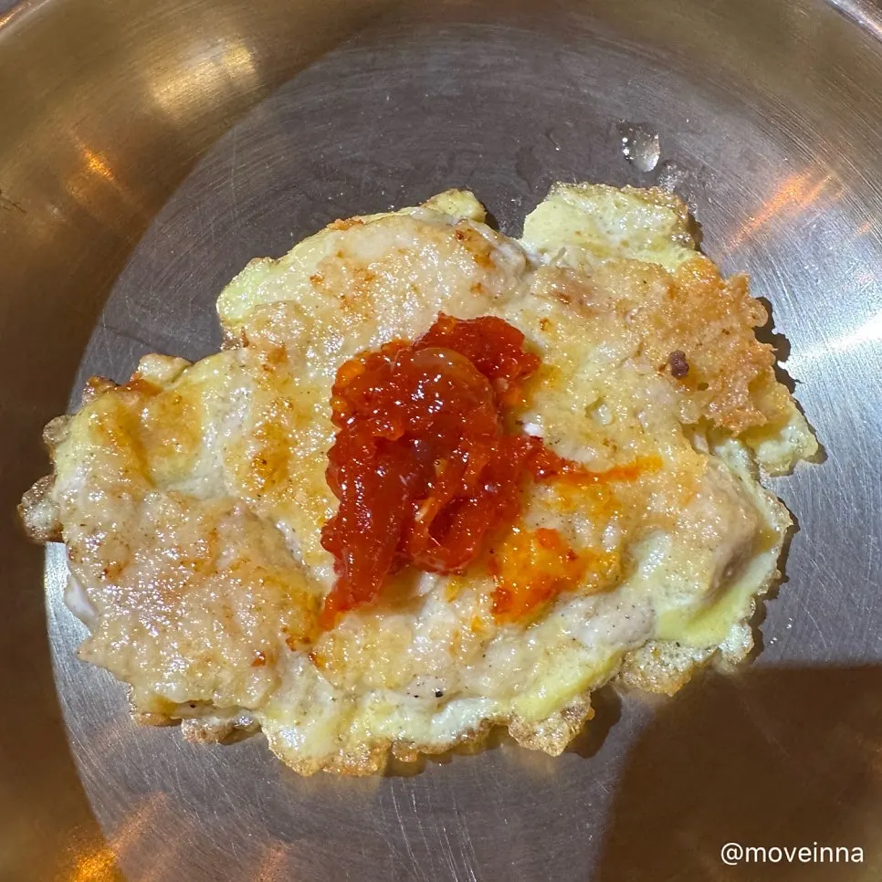 玉ねぎの漬物を乗せた鶏チヂミ