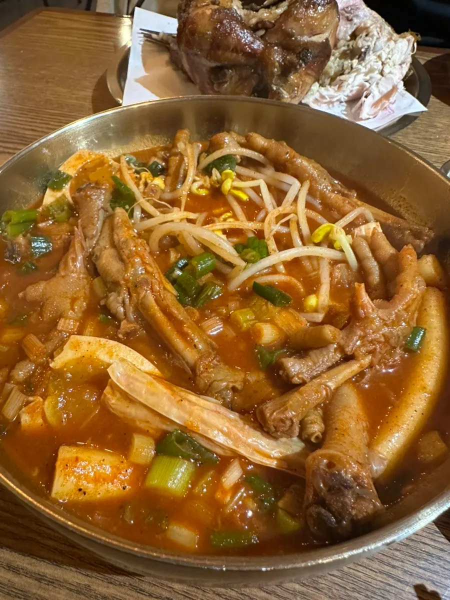 찢어 먹는 장작구이 닭고기 살결