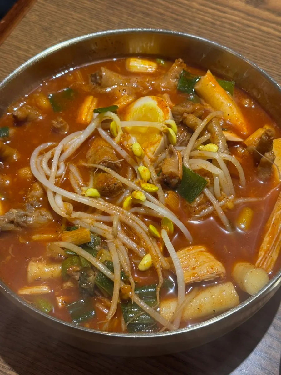 A bowl of Gyeryugwan's soupy dakbal