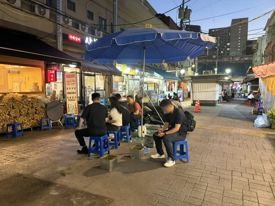 Seating inside Gyeryugwan's dining hall