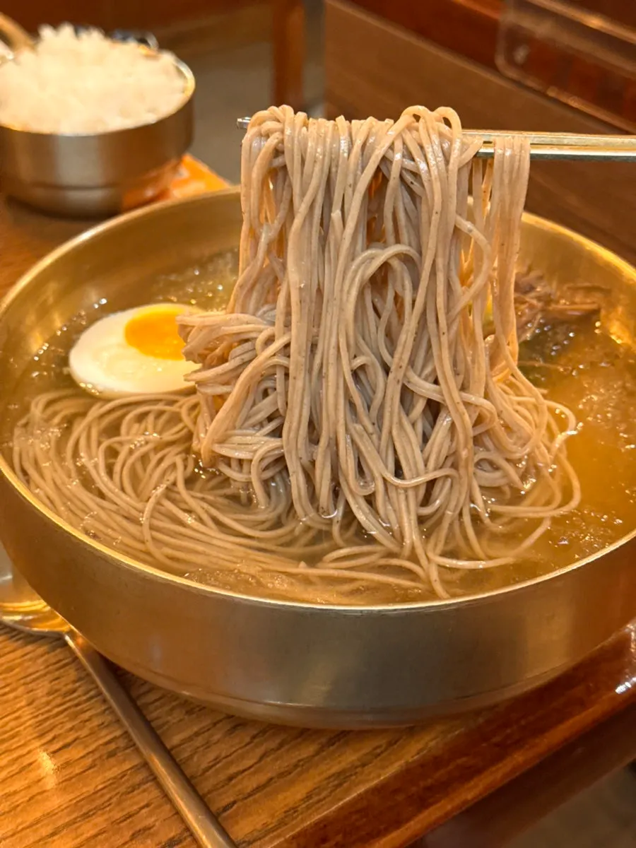 장작구이와 막국수, 닭개장이 함께 놓인 테이블