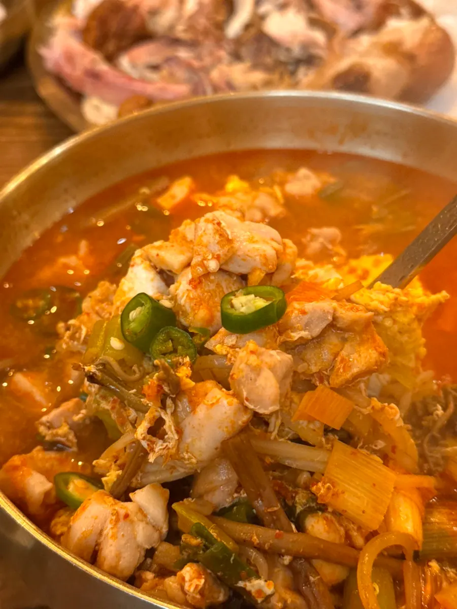 계류관 테이블에 놓인 소스와 찬 구성