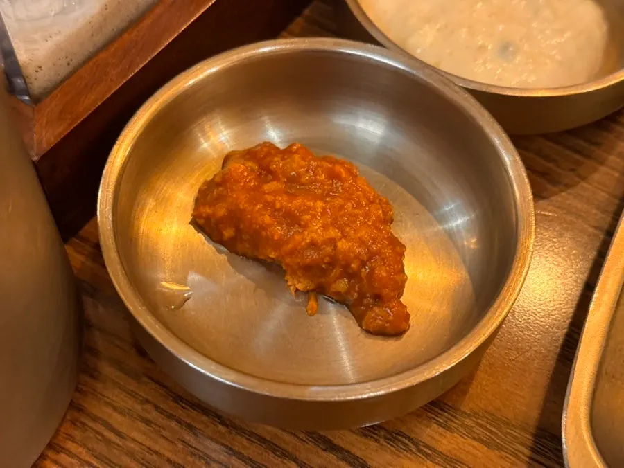 능이버섯과 찰밥이 든 장작구이 속