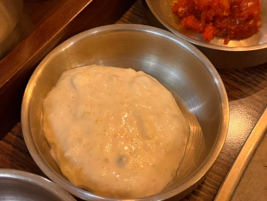 노릇하게 구워진 장작구이 닭 조각