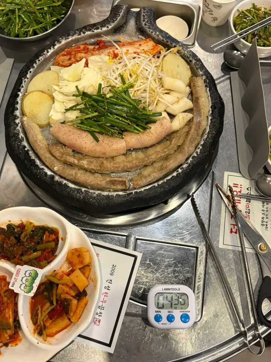 초벌된 곱창과 함께 올려진 타이머