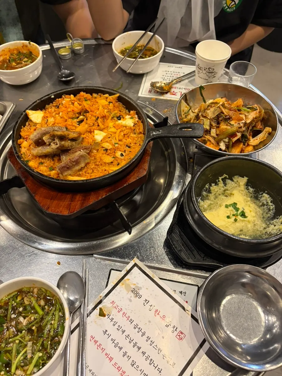 다진마늘과 계란후라이를 비빈 깍두기양밥