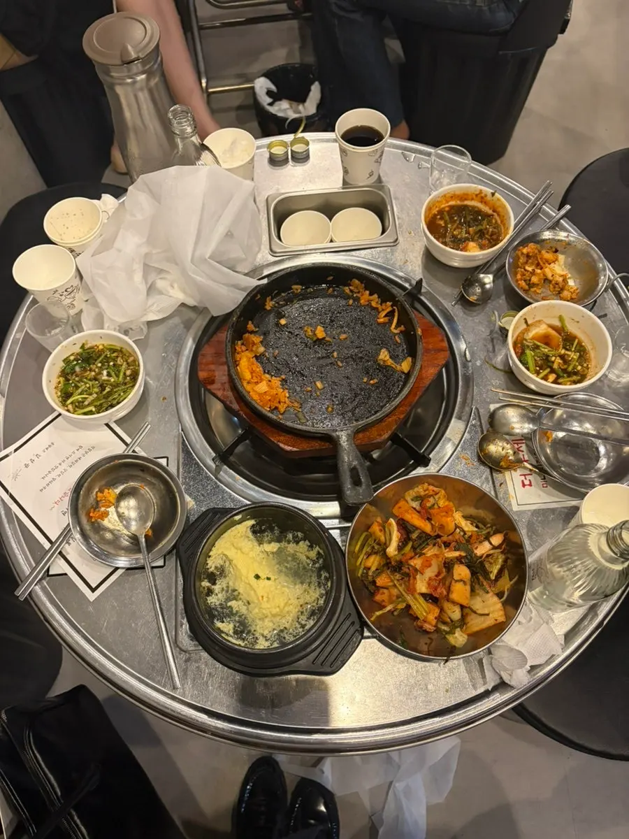 깍두기양밥 위에 올린 구운 곱창