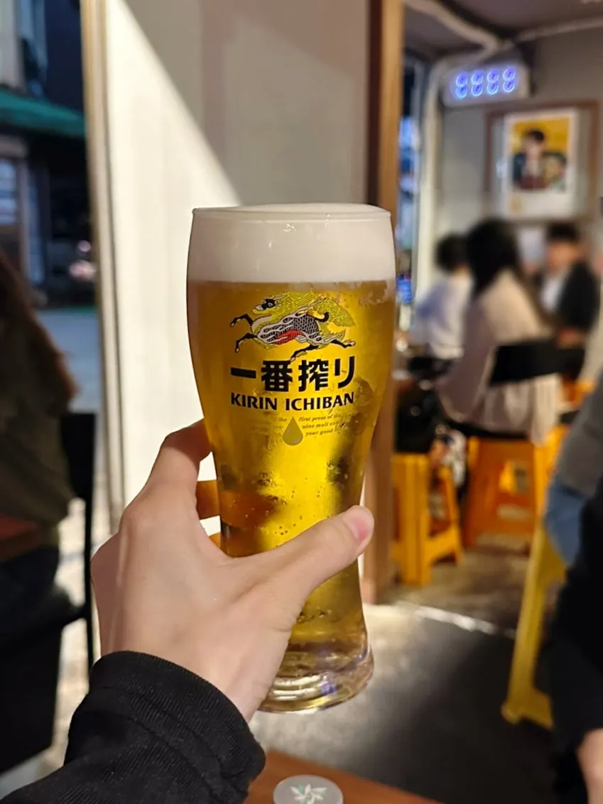 A glass of Kirin draft beer ordered at Nuridam
