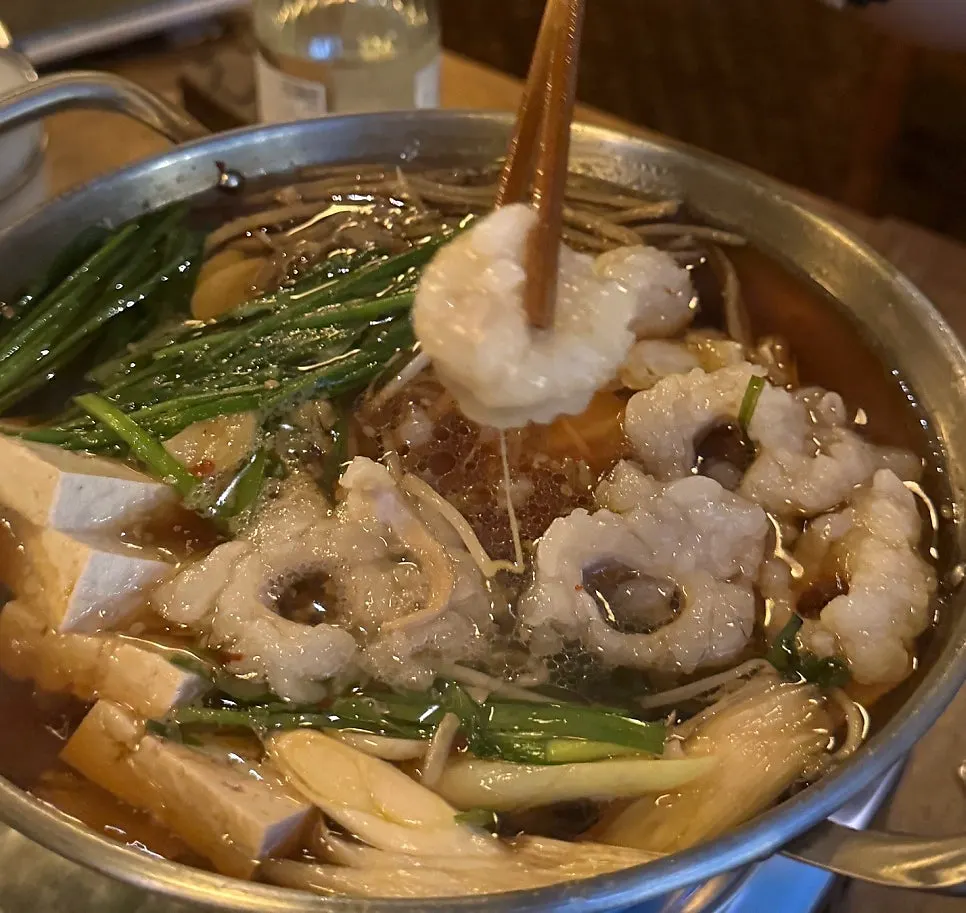 뜨끈하게 끓인 모츠나베 국물