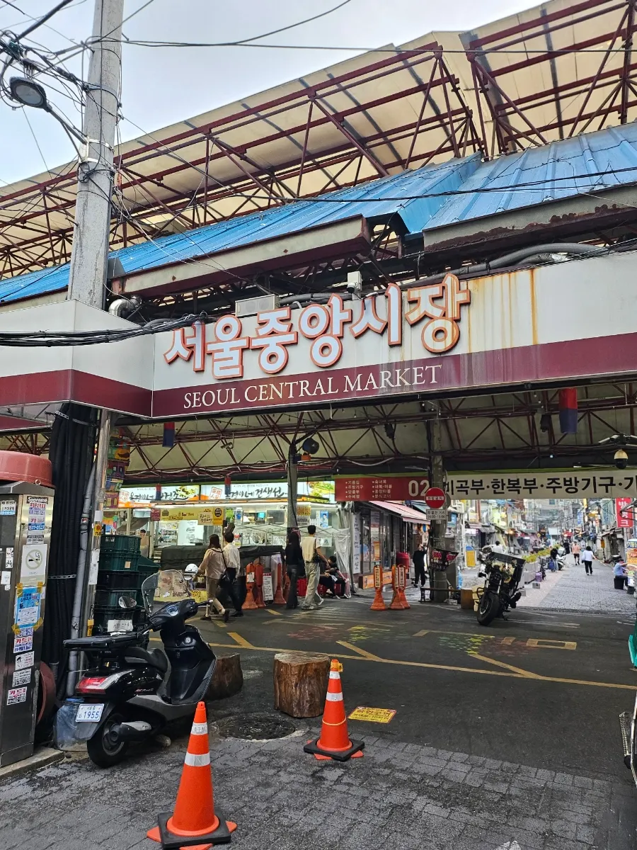 Entrance and walkway of Sindang Jungang Market