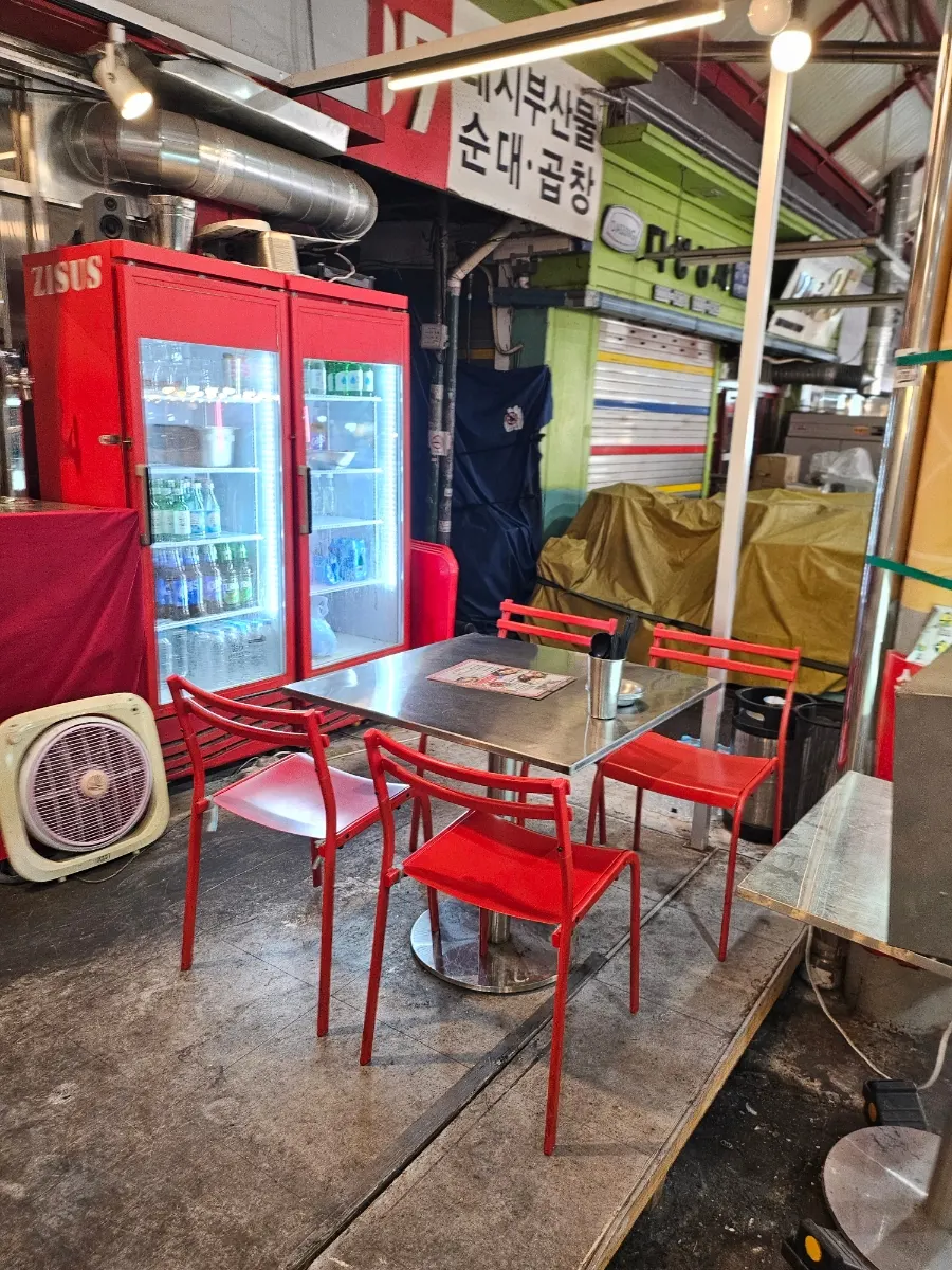 Jjeojeoseu's exterior inside the market with outdoor tent seating