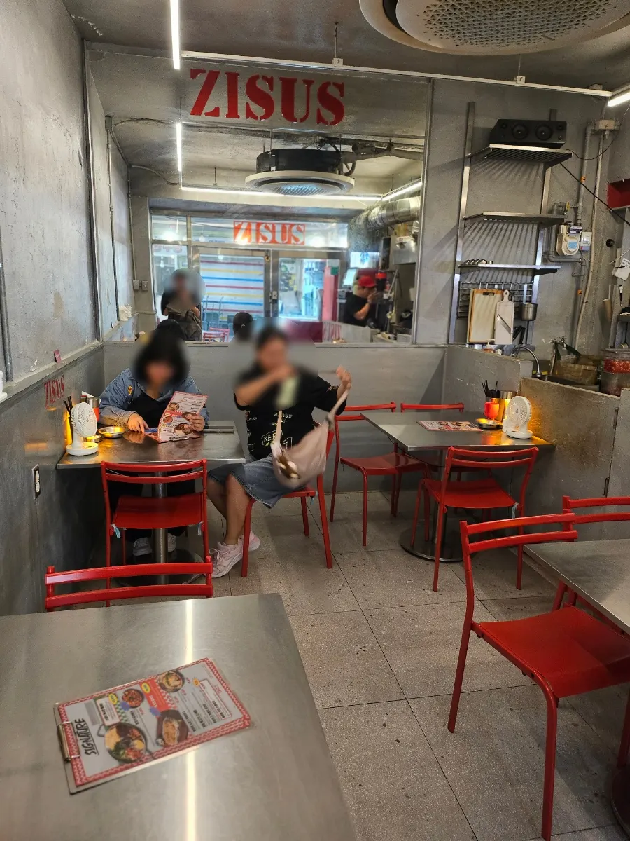 Outdoor tent tables inside the market that are fine even in rain
