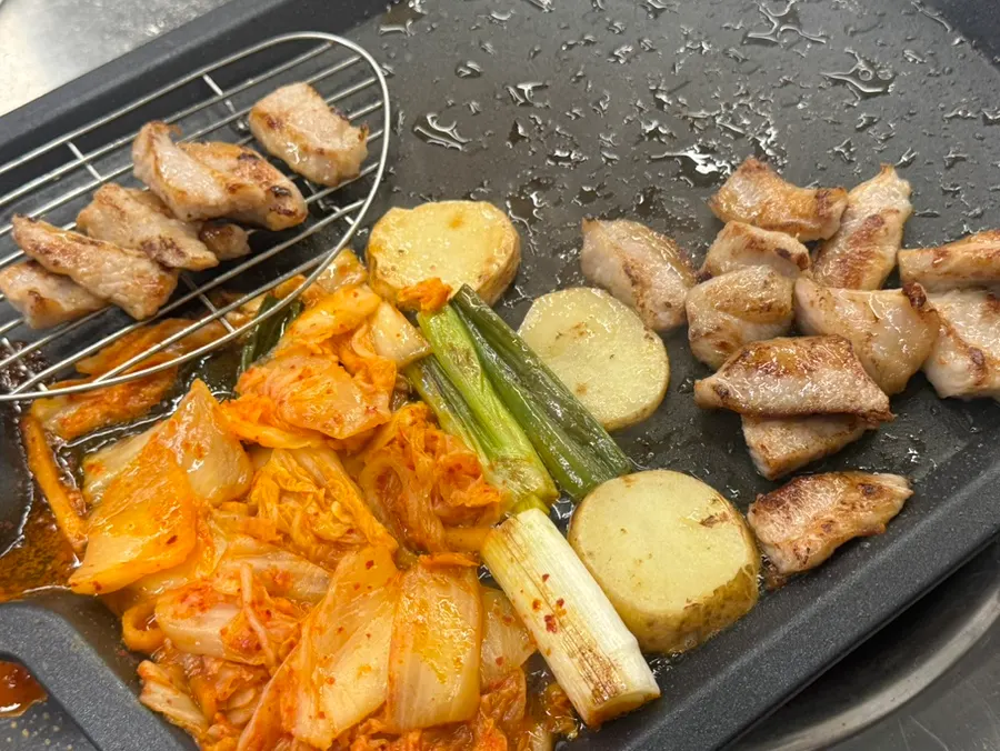 Sizzling grilled pork jowl