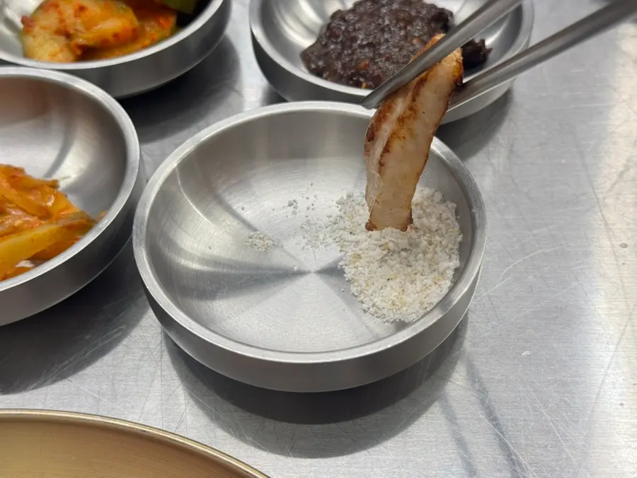 Pork jowl grilled with kimchi