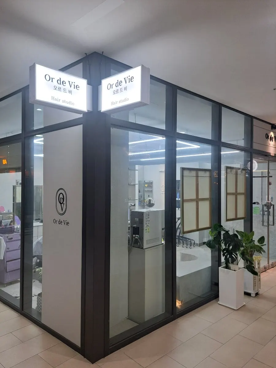 Entrance of Oreudeubi on the first floor of the Centreville commercial building