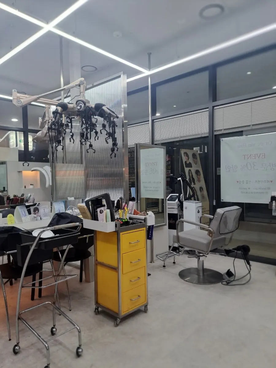Waiting area inside Oreudeubi hair salon