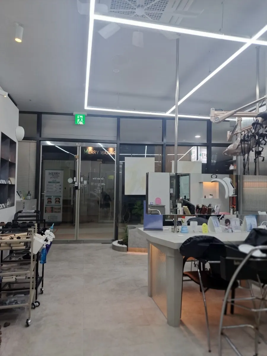 Tidy overall view of the Oreudeubi salon interior