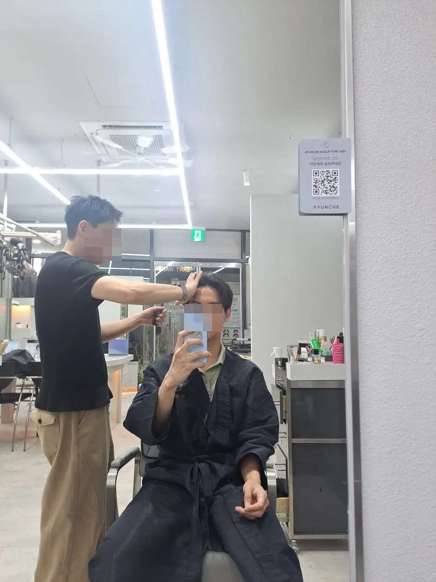 Consultation on hair texture and head shape before the service