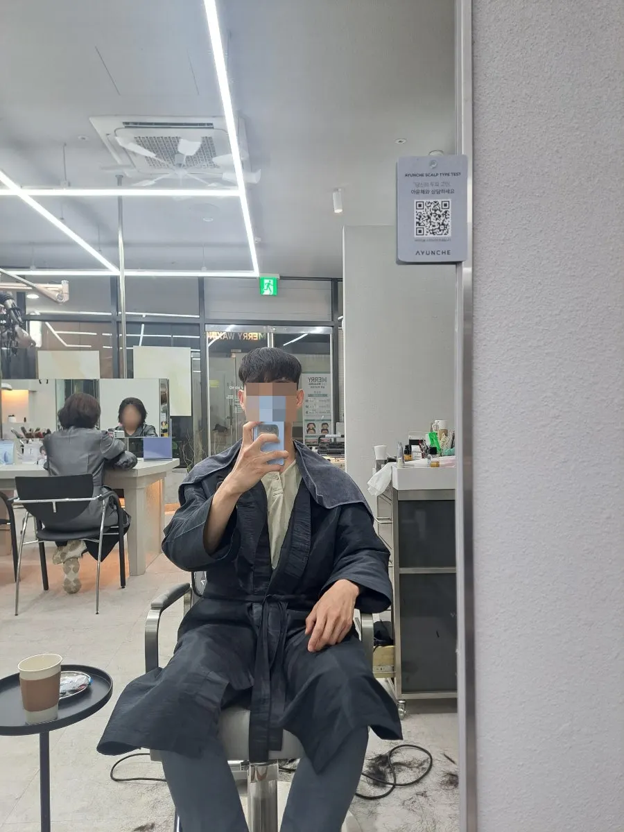 Tidying up the men's side hair during the down perm