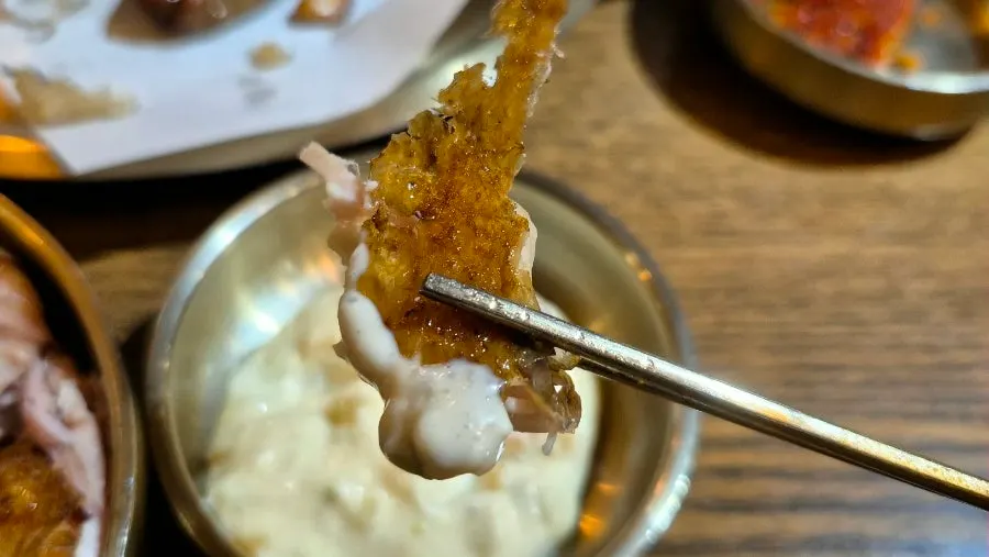 명란 마요 소스에 찍은 닭 껍질