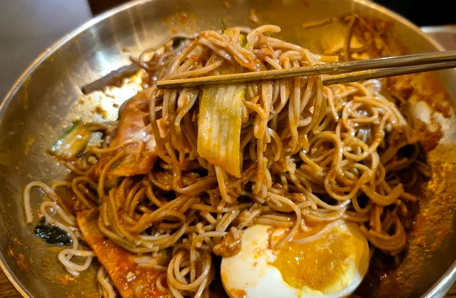 장작구이 닭고기와 된장 막국수 곁들임