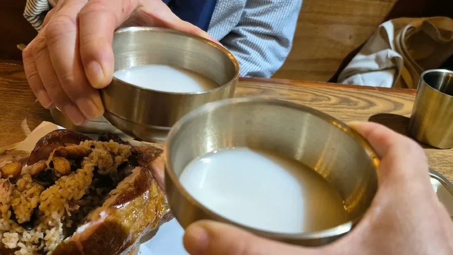 가리비젓갈을 올린 닭모듬전 한 점